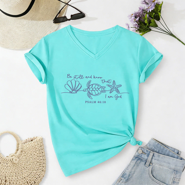 Christianartworkshop Estad quietos y sabed que yo soy Dios. Dibujo lineal de tortuga marina, caparazón de estrella de mar, Salmo 46:10. Camiseta con cuello en V. - Azul cielo - 2XL - image 24
