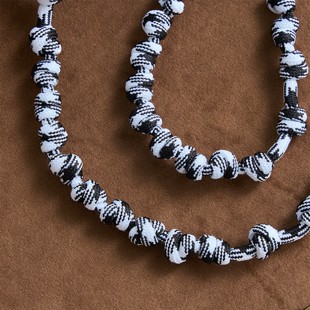Christianartworkshop Rosario anudado de paracord trenzado en tonos blanco y negro con placa de San Benito y cruz de Jesús. - image 6