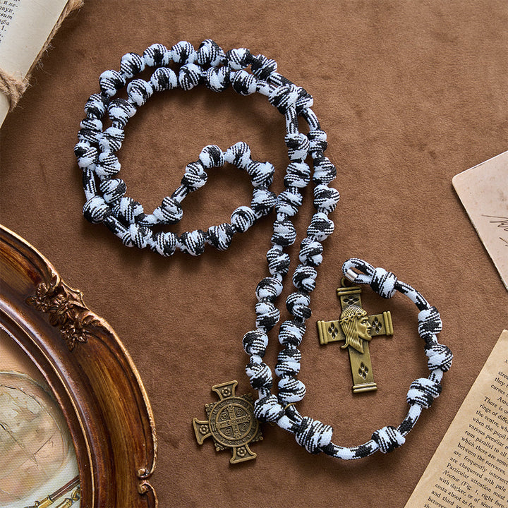 Christianartworkshop Rosario anudado de paracord trenzado en tonos blanco y negro con placa de San Benito y cruz de Jesús. - image 3
