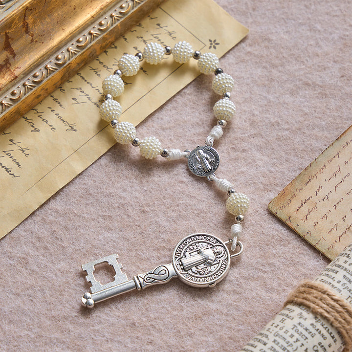 Christianartworkshop Rosario de bolsillo con cordón de cuentas de perlas y colgante de llave de San Benito grabado. - image 3