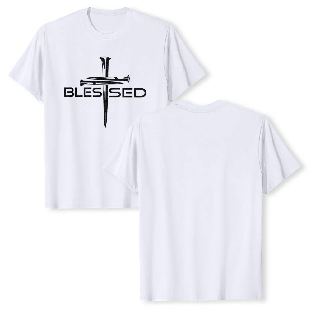 Christianartworkshop Camiseta de manga corta premium con estampado frontal de la palabra "Blessed Three Nails Cross Split" en negrita y en bloque. - image 13