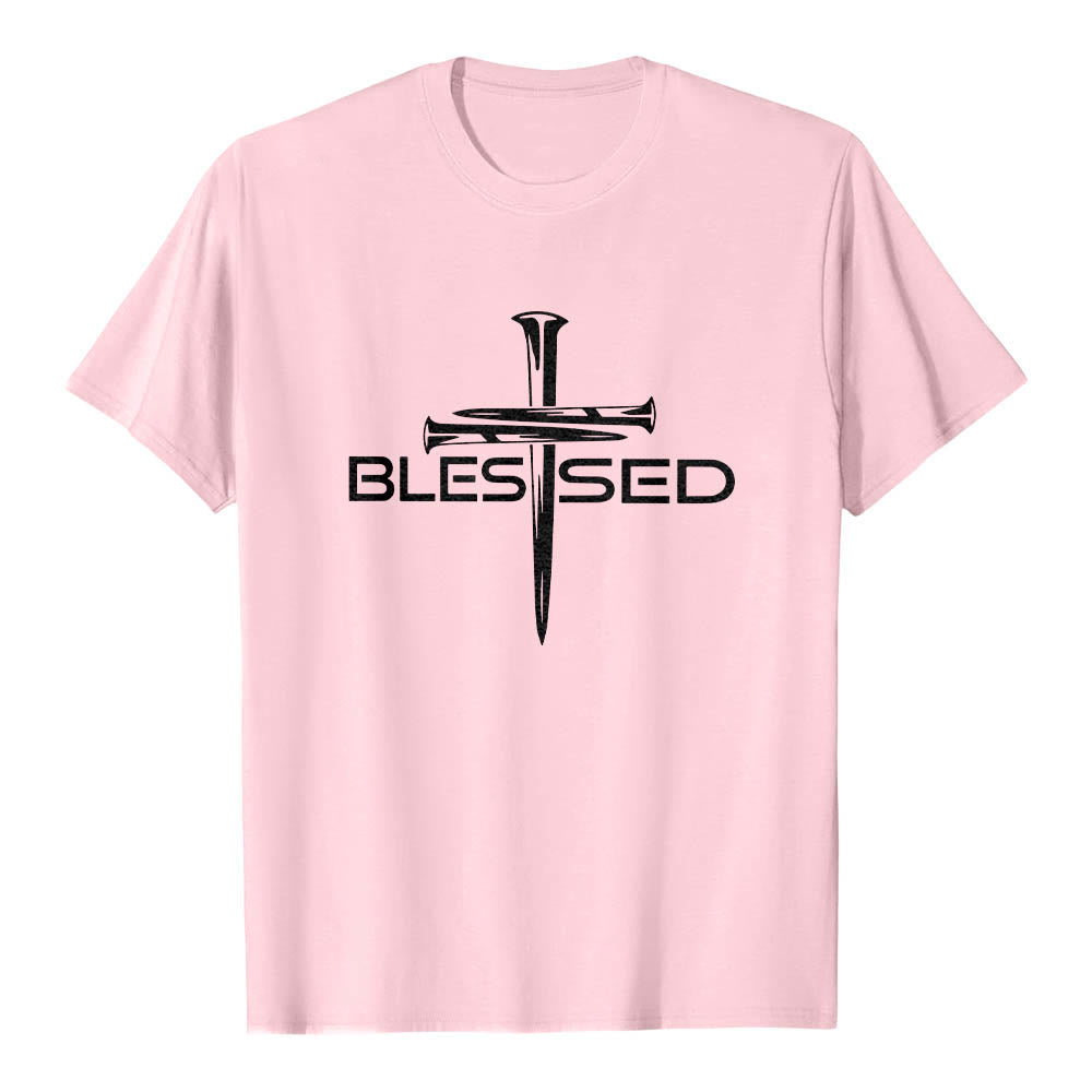Christianartworkshop Camiseta de manga corta premium con estampado frontal de la palabra "Blessed Three Nails Cross Split" en negrita y en bloque. - Rosa - 2XL - image 24