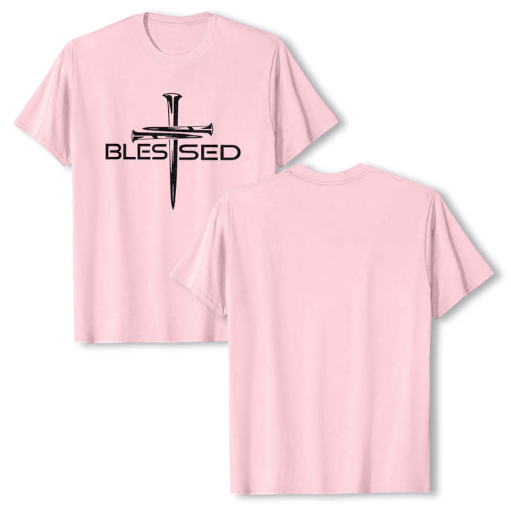 Christianartworkshop Camiseta de manga corta premium con estampado frontal de la palabra "Blessed Three Nails Cross Split" en negrita y en bloque. - image 25