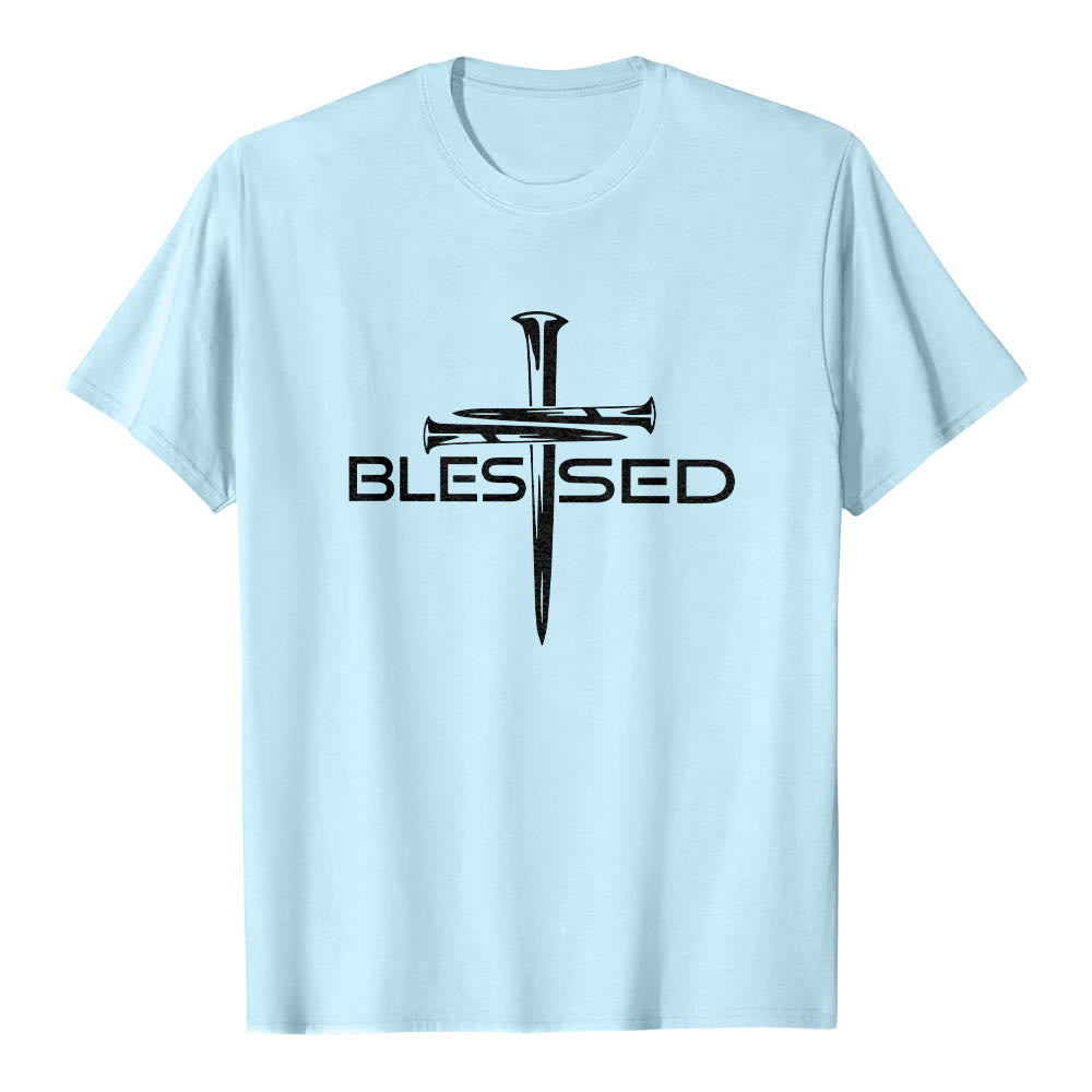 Christianartworkshop Camiseta de manga corta premium con estampado frontal de la palabra "Blessed Three Nails Cross Split" en negrita y en bloque. - Azul - 2XL - image 6