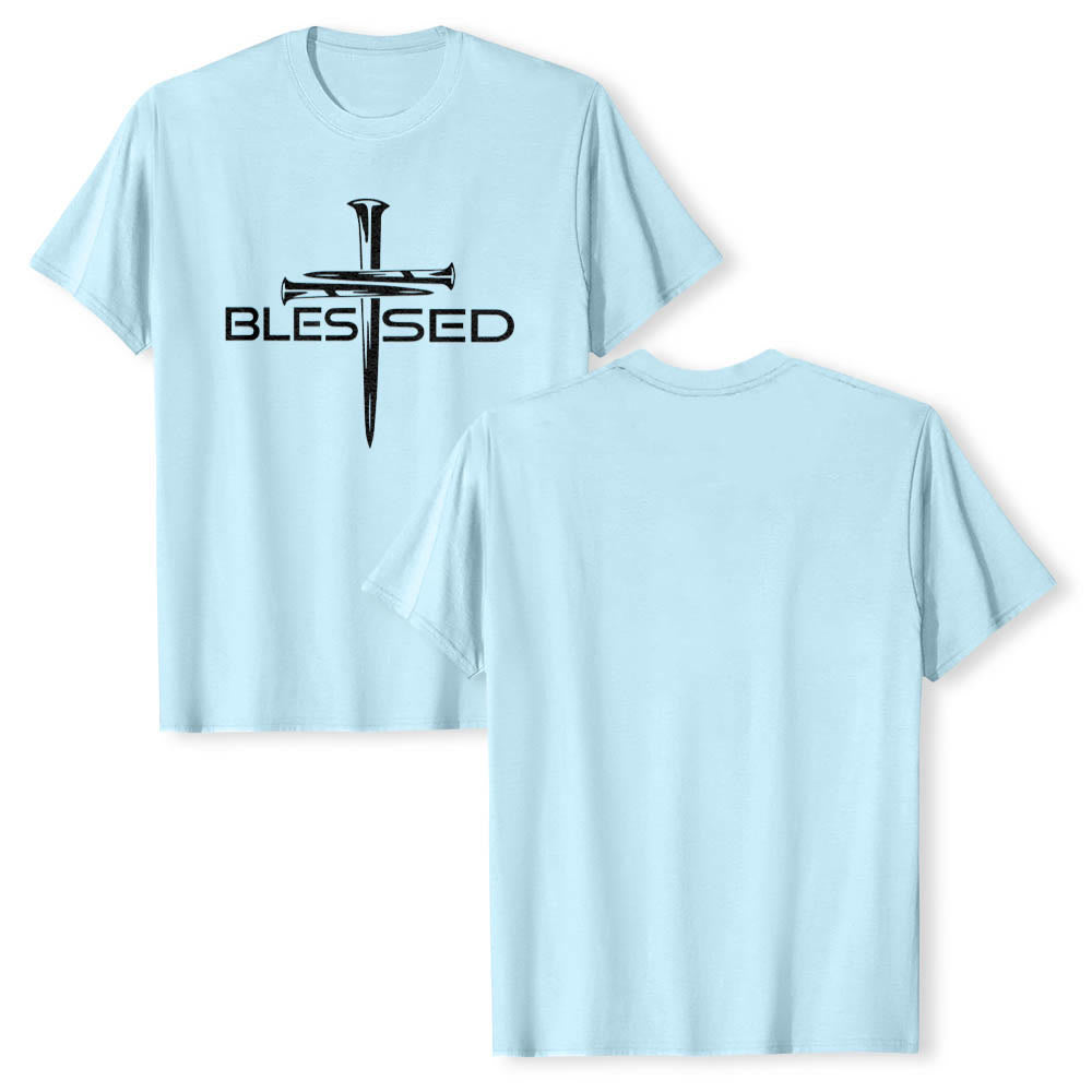 Christianartworkshop Camiseta de manga corta premium con estampado frontal de la palabra "Blessed Three Nails Cross Split" en negrita y en bloque. - image 7