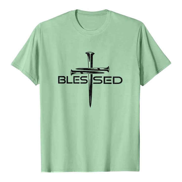 Christianartworkshop Camiseta de manga corta premium con estampado frontal de la palabra "Blessed Three Nails Cross Split" en negrita y en bloque. - Verde claro - 2XL - image 21