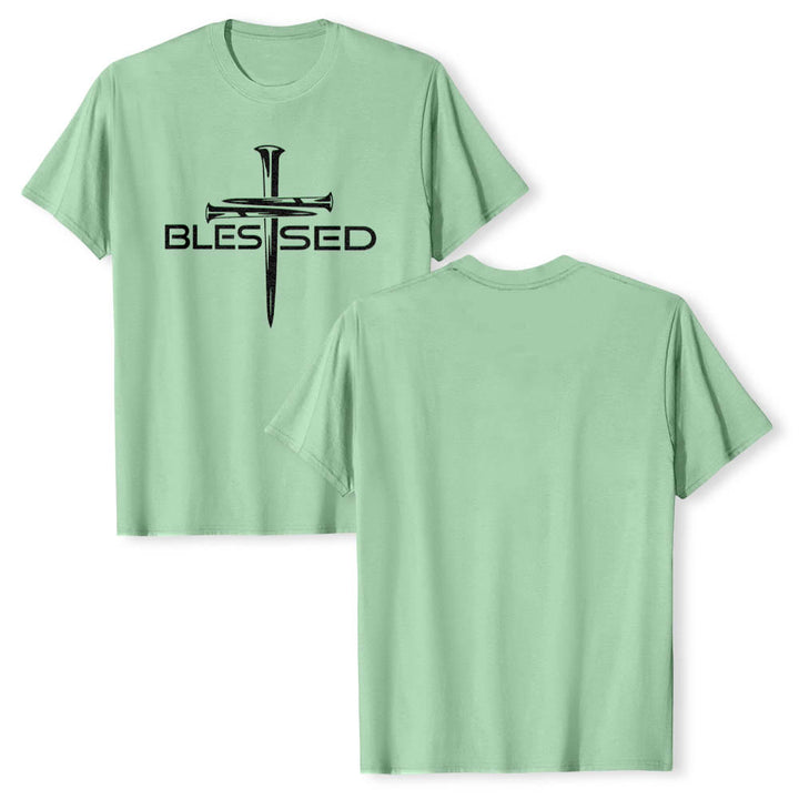 Christianartworkshop Camiseta de manga corta premium con estampado frontal de la palabra "Blessed Three Nails Cross Split" en negrita y en bloque. - image 22