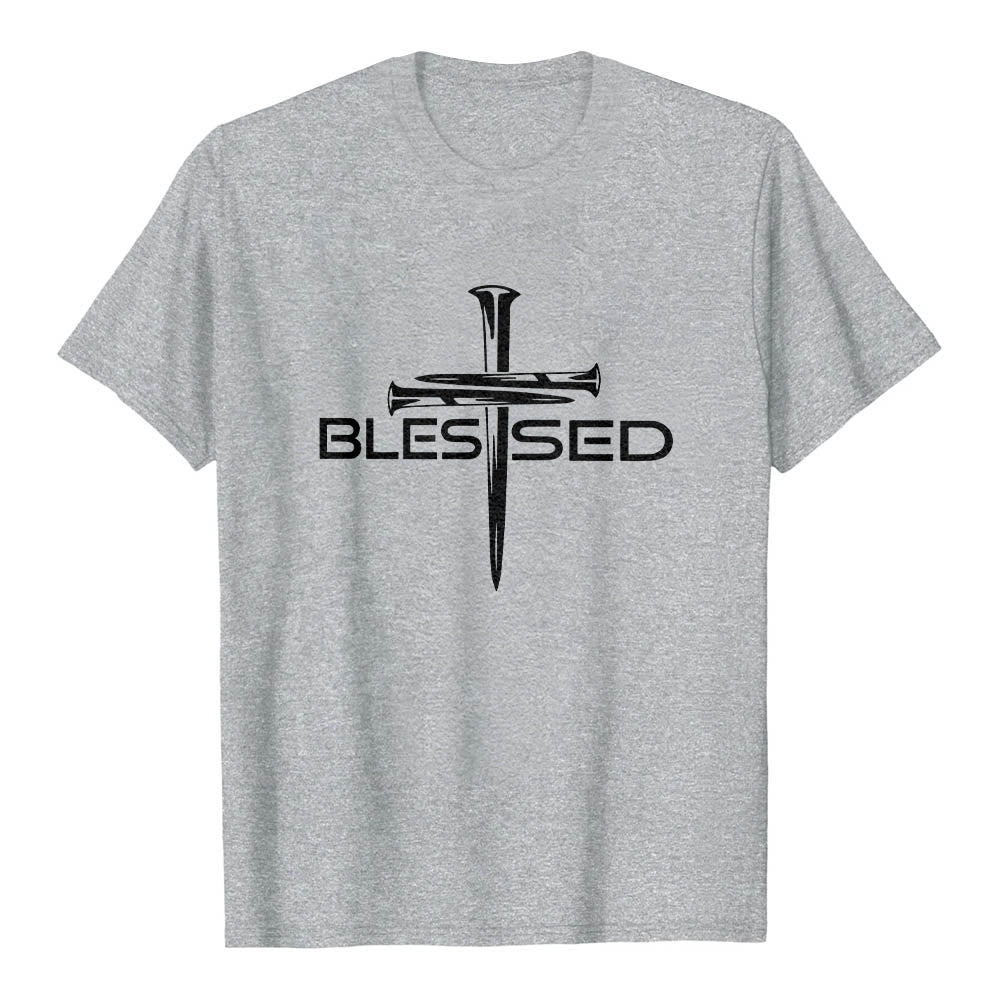Christianartworkshop Camiseta de manga corta premium con estampado frontal de la palabra "Blessed Three Nails Cross Split" en negrita y en bloque. - Gris - 2XL - image 15