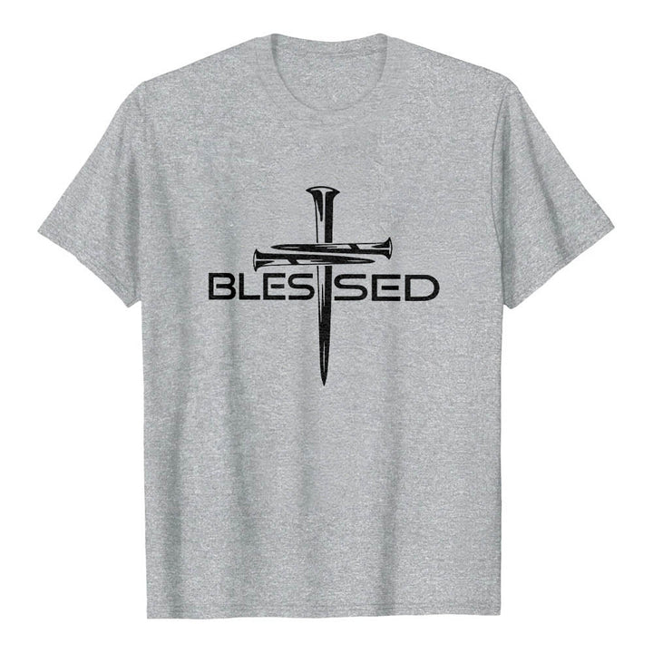 Christianartworkshop Camiseta de manga corta premium con estampado frontal de la palabra "Blessed Three Nails Cross Split" en negrita y en bloque. - Gris - 2XL - image 15