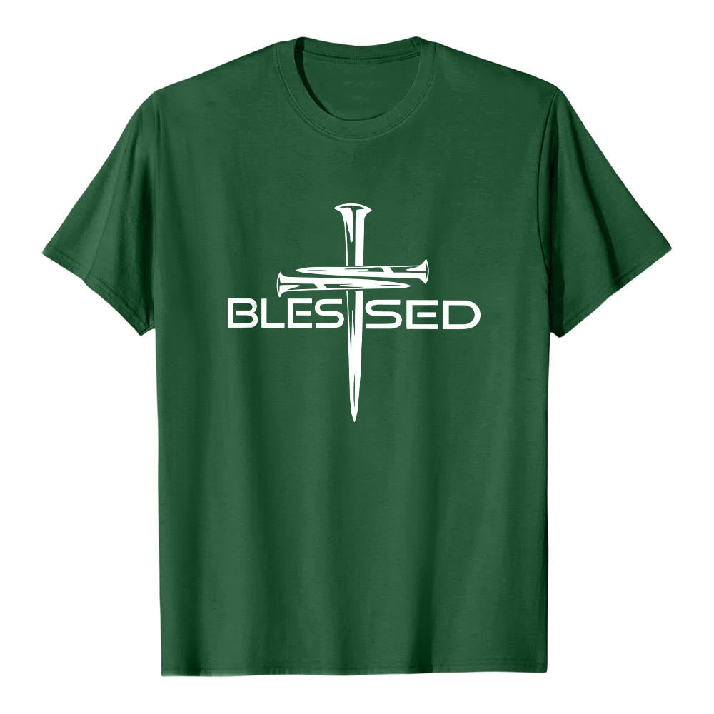 Christianartworkshop Camiseta de manga corta premium con estampado frontal de la palabra "Blessed Three Nails Cross Split" en negrita y en bloque. - Verde oscuro - 2XL - image 3