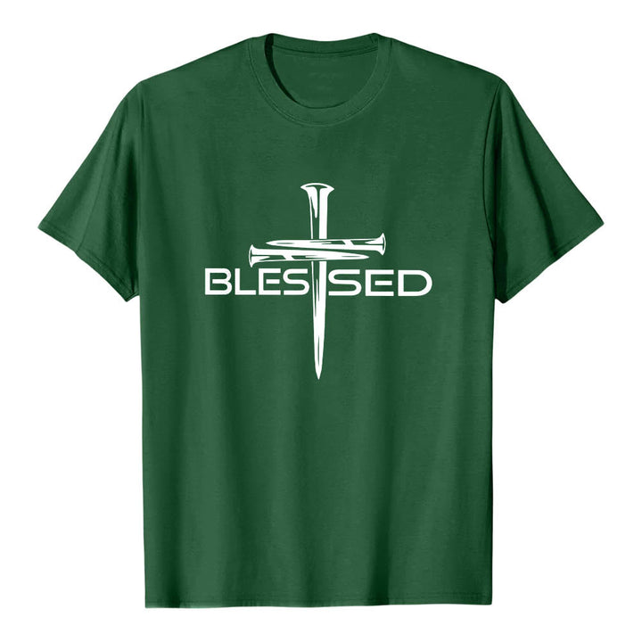 Christianartworkshop Camiseta de manga corta premium con estampado frontal de la palabra "Blessed Three Nails Cross Split" en negrita y en bloque. - Verde oscuro - 2XL - image 3