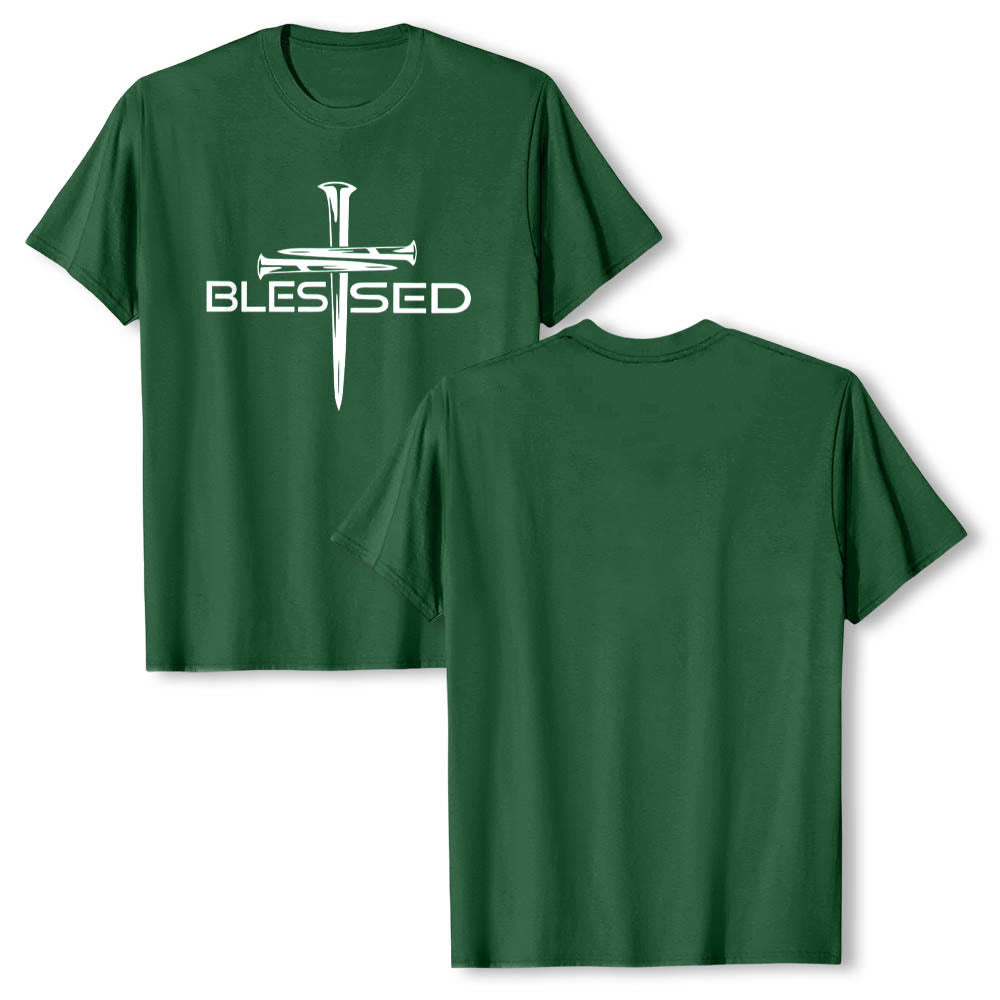 Christianartworkshop Camiseta de manga corta premium con estampado frontal de la palabra "Blessed Three Nails Cross Split" en negrita y en bloque. - image 4
