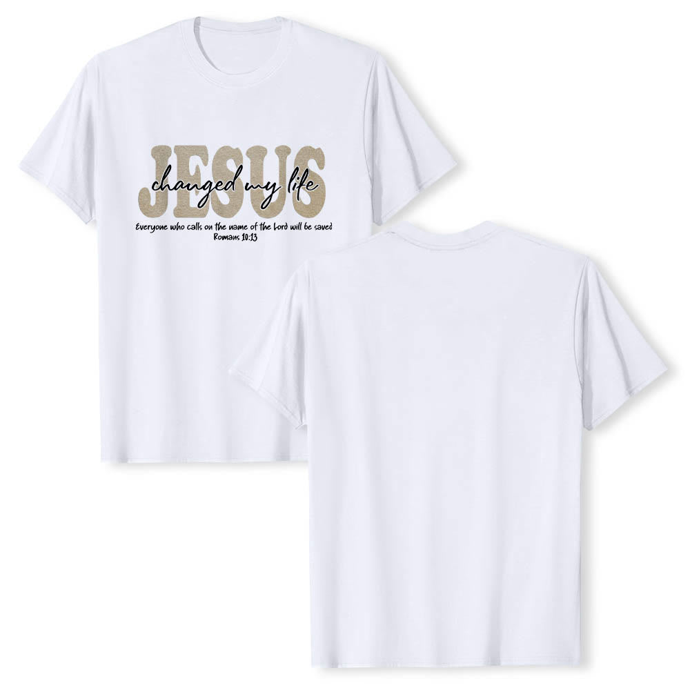 Christianartworkshop Camiseta de manga corta premium con texto superpuesto en cursiva de JESÚS que cambió mi vida Romanos 10:13 (triple capa) - image 1