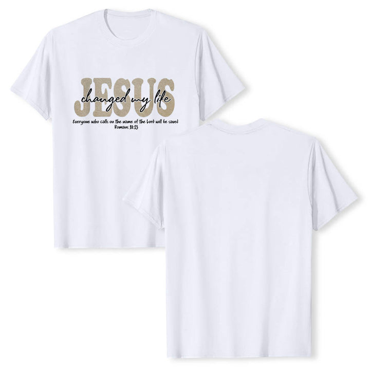 Christianartworkshop Camiseta de manga corta premium con texto superpuesto en cursiva de JESÚS que cambió mi vida Romanos 10:13 (triple capa) - image 1