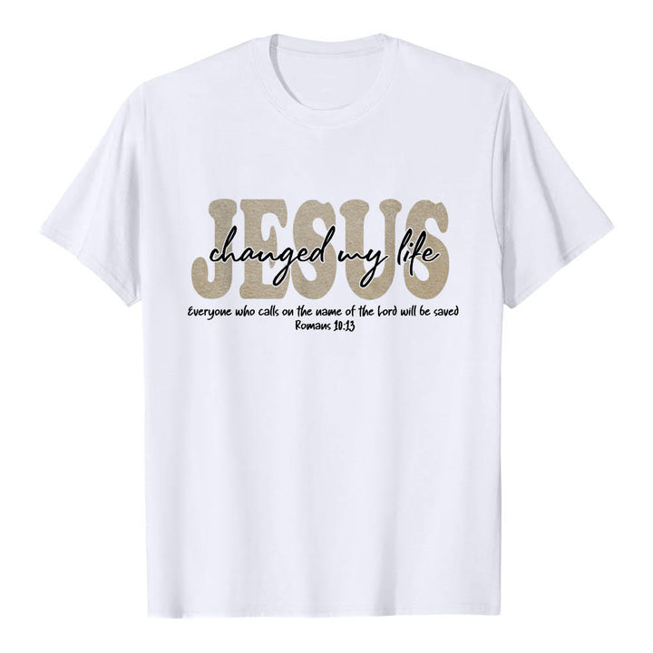 Christianartworkshop Camiseta de manga corta premium con texto superpuesto en cursiva de JESÚS que cambió mi vida Romanos 10:13 (triple capa) - Blanco - 2XL - image 0