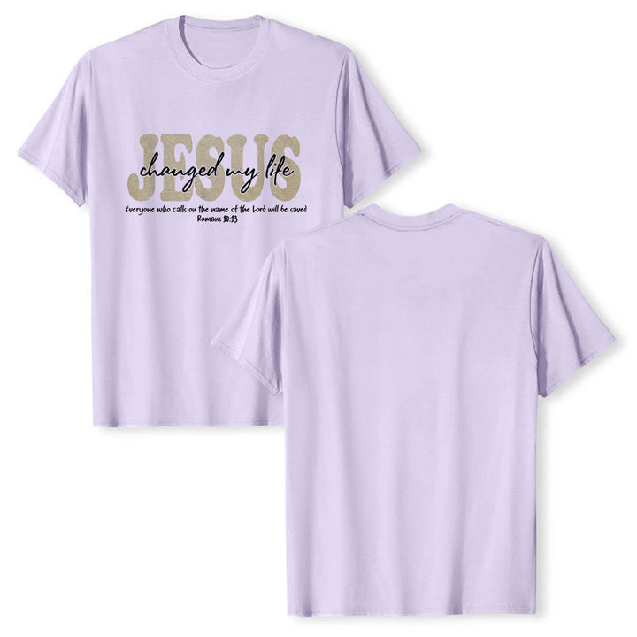 Christianartworkshop Camiseta de manga corta premium con texto superpuesto en cursiva de JESÚS que cambió mi vida Romanos 10:13 (triple capa) - image 13
