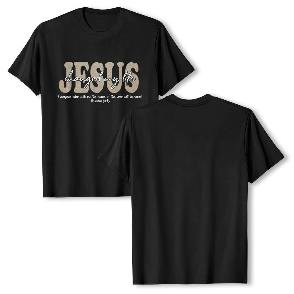 Christianartworkshop Camiseta de manga corta premium con texto superpuesto en cursiva de JESÚS que cambió mi vida Romanos 10:13 (triple capa) - image 4