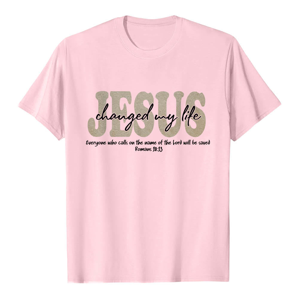 Christianartworkshop Camiseta de manga corta premium con texto superpuesto en cursiva de JESÚS que cambió mi vida Romanos 10:13 (triple capa) - Rosa - 2XL - image 24