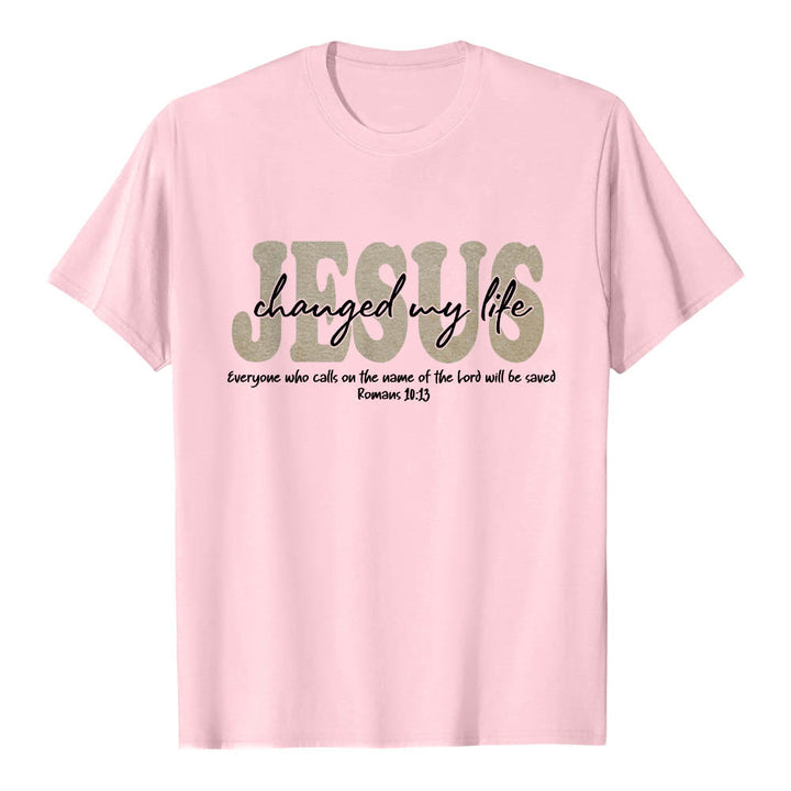 Christianartworkshop Camiseta de manga corta premium con texto superpuesto en cursiva de JESÚS que cambió mi vida Romanos 10:13 (triple capa) - Rosa - 2XL - image 24