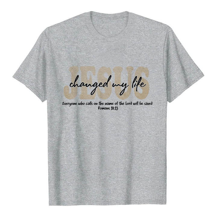 Christianartworkshop Camiseta de manga corta premium con texto superpuesto en cursiva de JESÚS que cambió mi vida Romanos 10:13 (triple capa) - Gris - 2XL - image 15