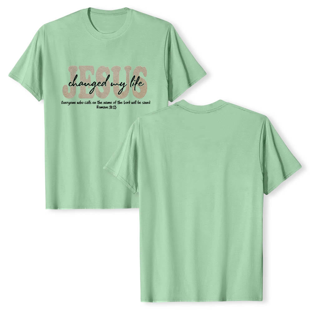 Christianartworkshop Camiseta de manga corta premium con texto superpuesto en cursiva de JESÚS que cambió mi vida Romanos 10:13 (triple capa) - image 22