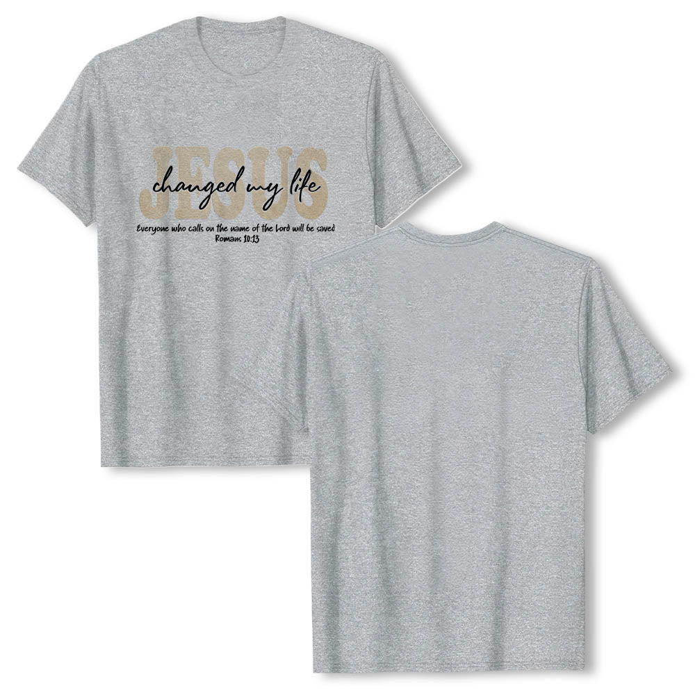 Christianartworkshop Camiseta de manga corta premium con texto superpuesto en cursiva de JESÚS que cambió mi vida Romanos 10:13 (triple capa) - image 16