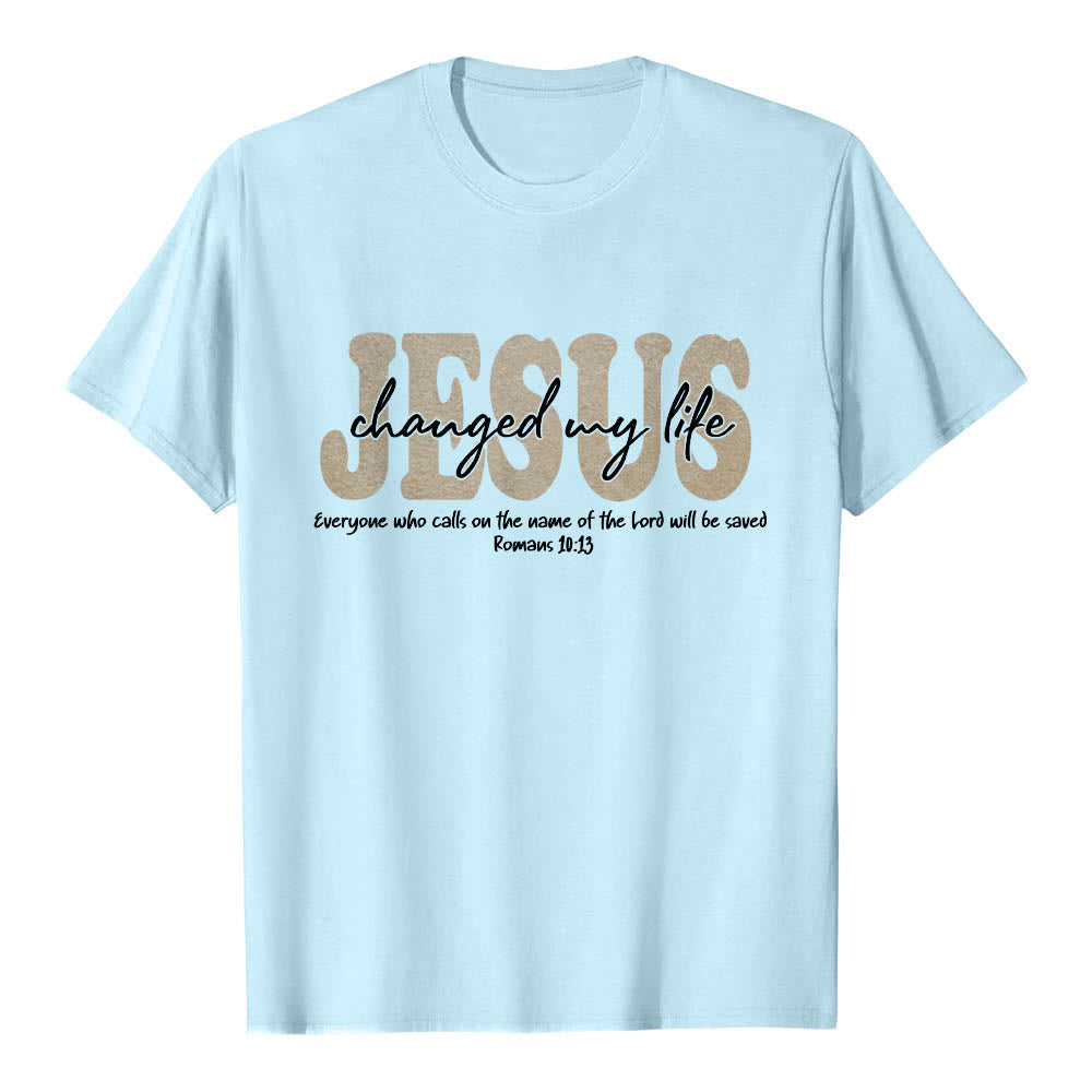 Christianartworkshop Camiseta de manga corta premium con texto superpuesto en cursiva de JESÚS que cambió mi vida Romanos 10:13 (triple capa) - Azul - 2XL - image 9