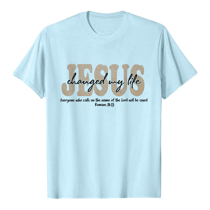 Christianartworkshop Camiseta de manga corta premium con texto superpuesto en cursiva de JESÚS que cambió mi vida Romanos 10:13 (triple capa) - Azul - 2XL - image 9