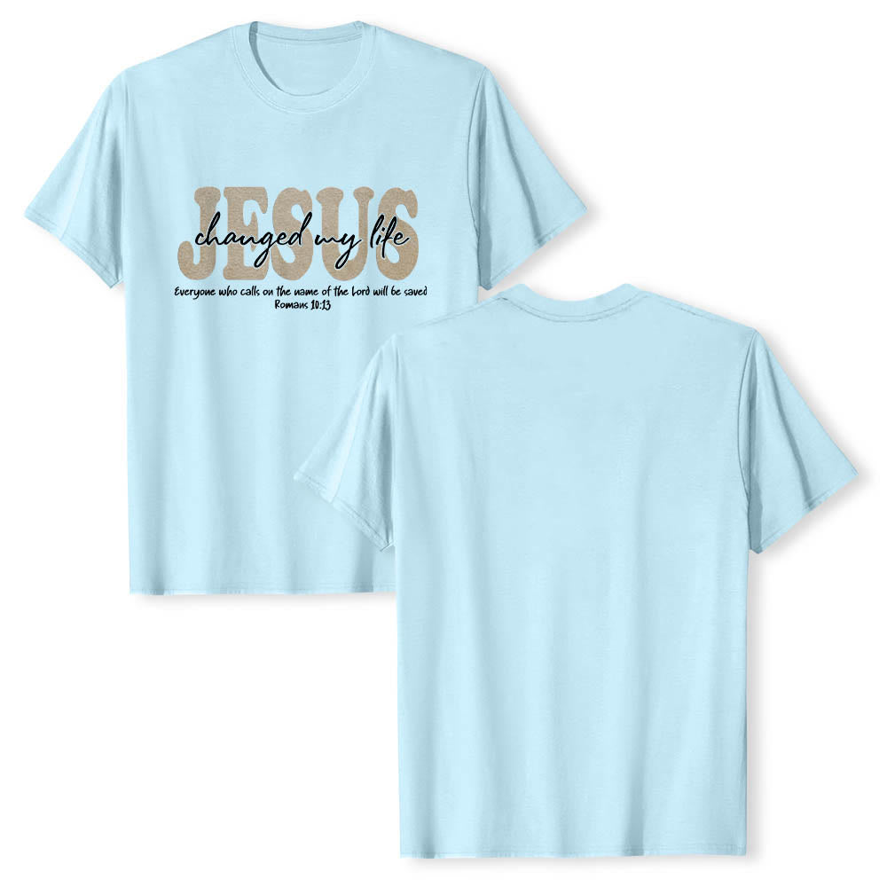 Christianartworkshop Camiseta de manga corta premium con texto superpuesto en cursiva de JESÚS que cambió mi vida Romanos 10:13 (triple capa) - image 10