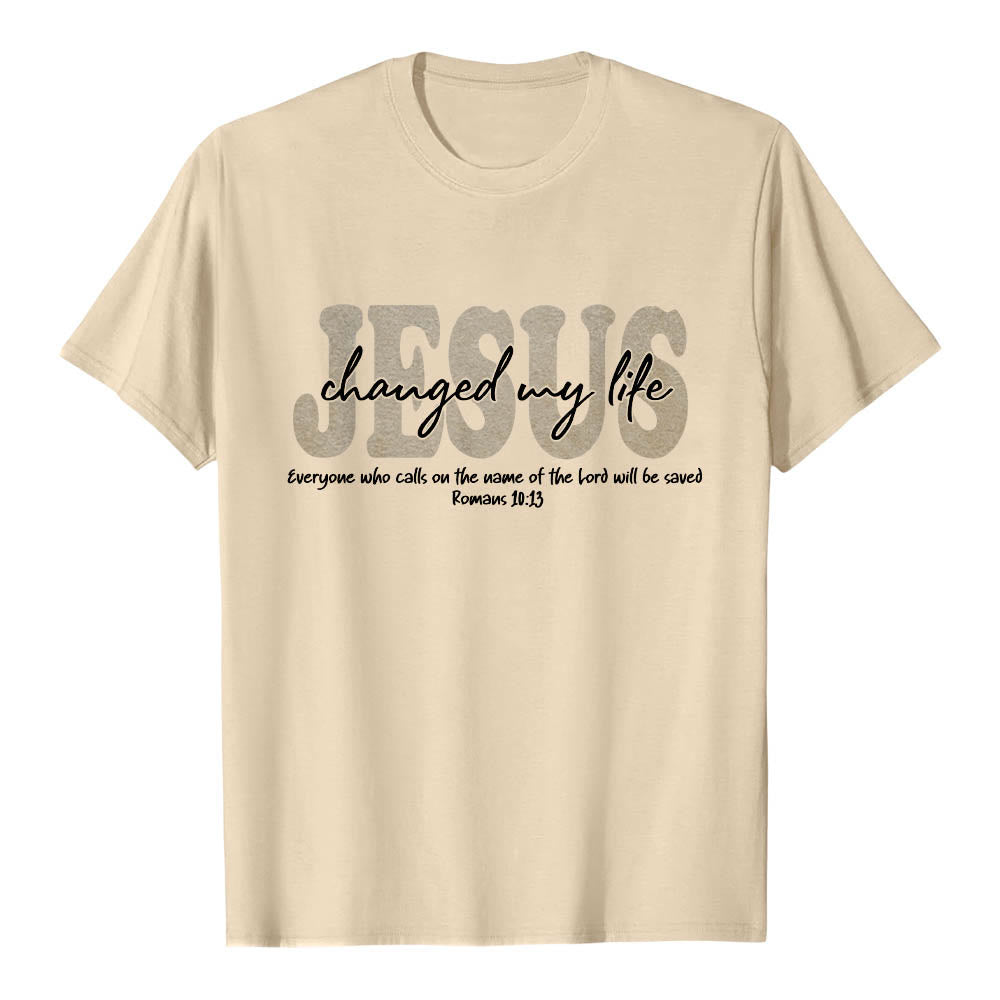 Christianartworkshop Camiseta de manga corta premium con texto superpuesto en cursiva de JESÚS que cambió mi vida Romanos 10:13 (triple capa) - image 19