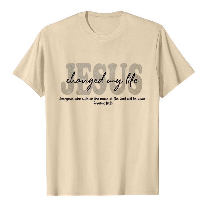 Christianartworkshop Camiseta de manga corta premium con texto superpuesto en cursiva de JESÚS que cambió mi vida Romanos 10:13 (triple capa) - image 19