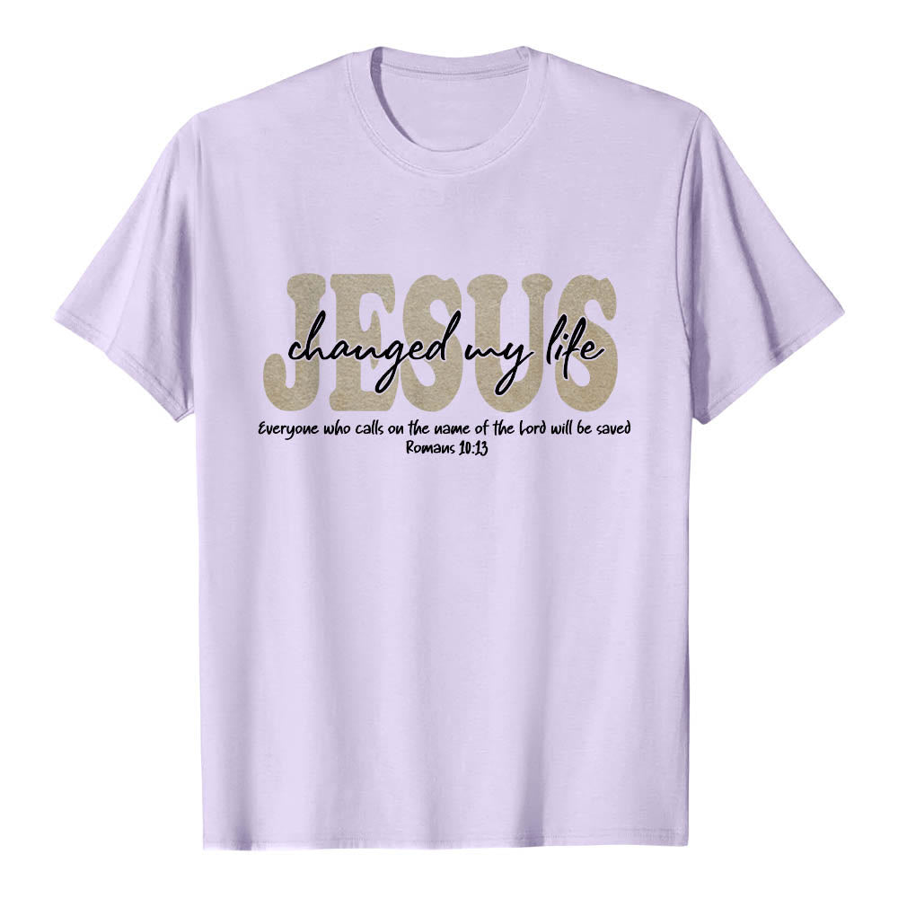Christianartworkshop Camiseta de manga corta premium con texto superpuesto en cursiva de JESÚS que cambió mi vida Romanos 10:13 (triple capa) - Púrpura - 2XL - image 12