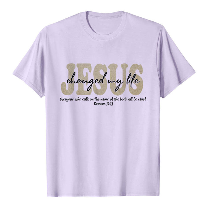 Christianartworkshop Camiseta de manga corta premium con texto superpuesto en cursiva de JESÚS que cambió mi vida Romanos 10:13 (triple capa) - Púrpura - 2XL - image 12