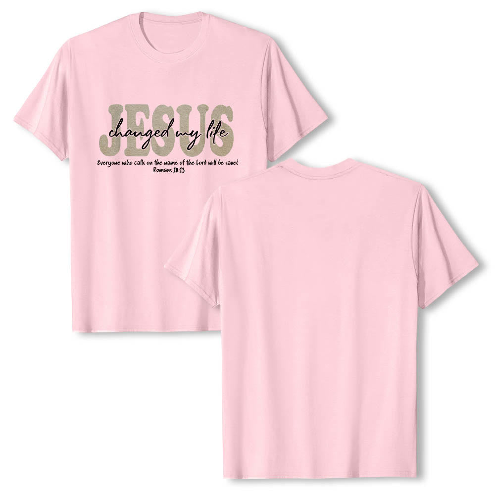Christianartworkshop Camiseta de manga corta premium con texto superpuesto en cursiva de JESÚS que cambió mi vida Romanos 10:13 (triple capa) - image 25