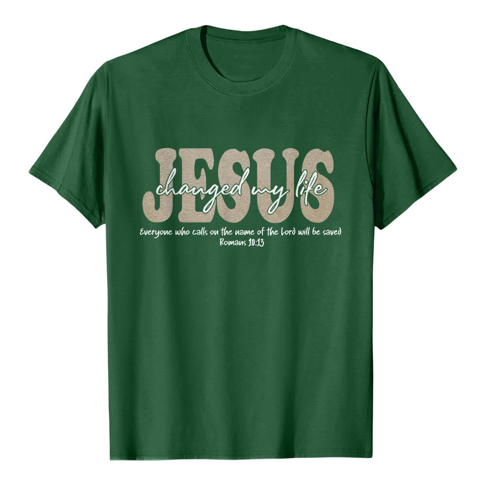 Christianartworkshop Camiseta de manga corta premium con texto superpuesto en cursiva de JESÚS que cambió mi vida Romanos 10:13 (triple capa) - Verde oscuro - 2XL - image 6