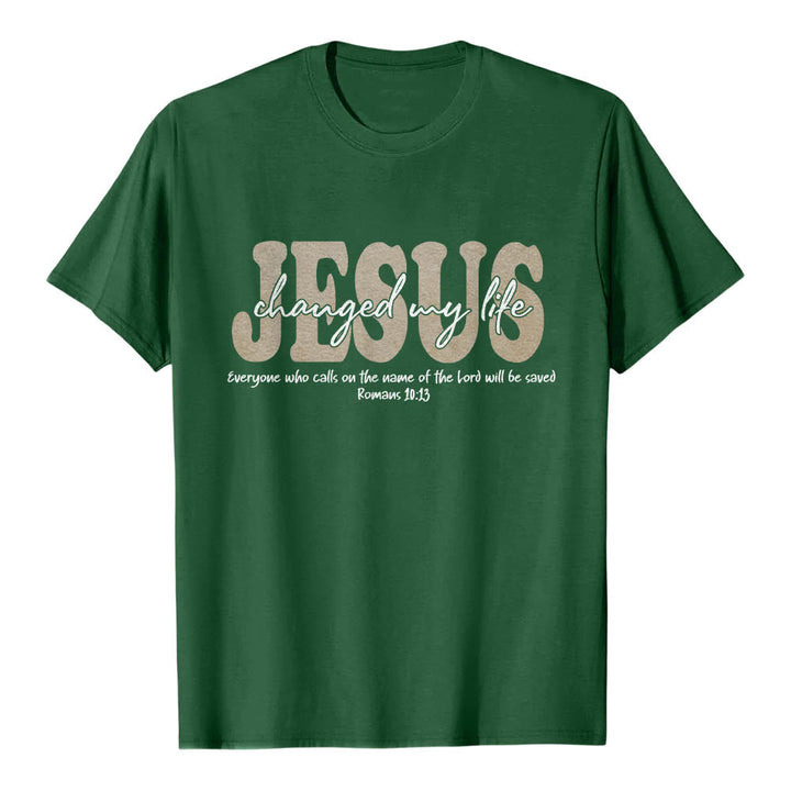 Christianartworkshop Camiseta de manga corta premium con texto superpuesto en cursiva de JESÚS que cambió mi vida Romanos 10:13 (triple capa) - Verde oscuro - 2XL - image 6