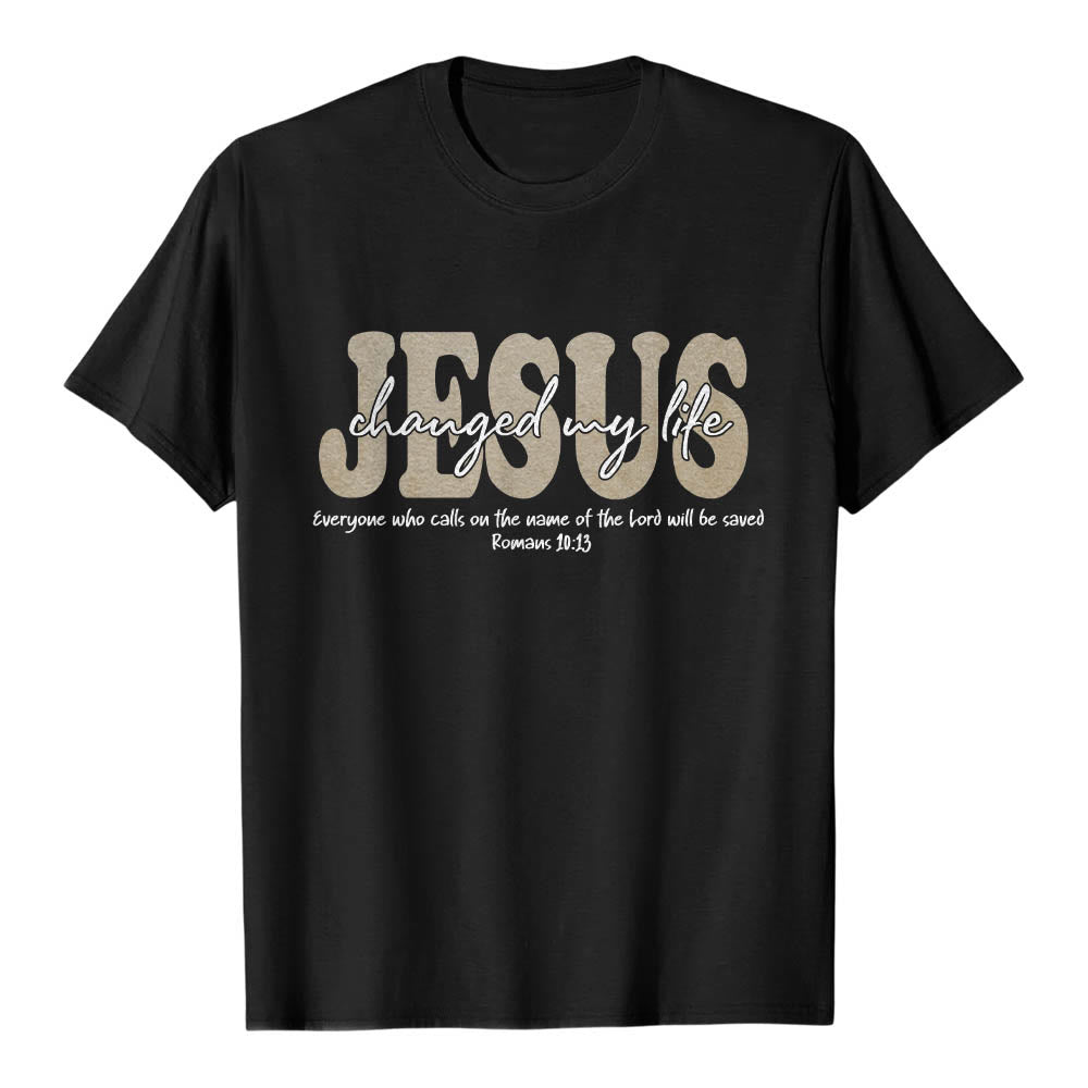 Christianartworkshop Camiseta de manga corta premium con texto superpuesto en cursiva de JESÚS que cambió mi vida Romanos 10:13 (triple capa) - Negro - 2XL - image 3
