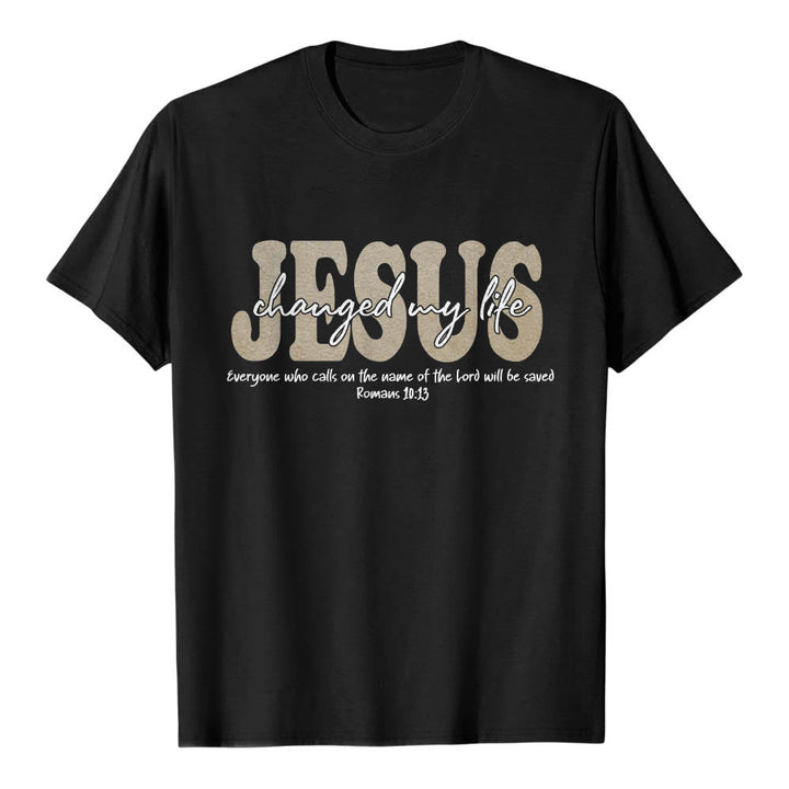 Christianartworkshop Camiseta de manga corta premium con texto superpuesto en cursiva de JESÚS que cambió mi vida Romanos 10:13 (triple capa) - Negro - 2XL - image 3