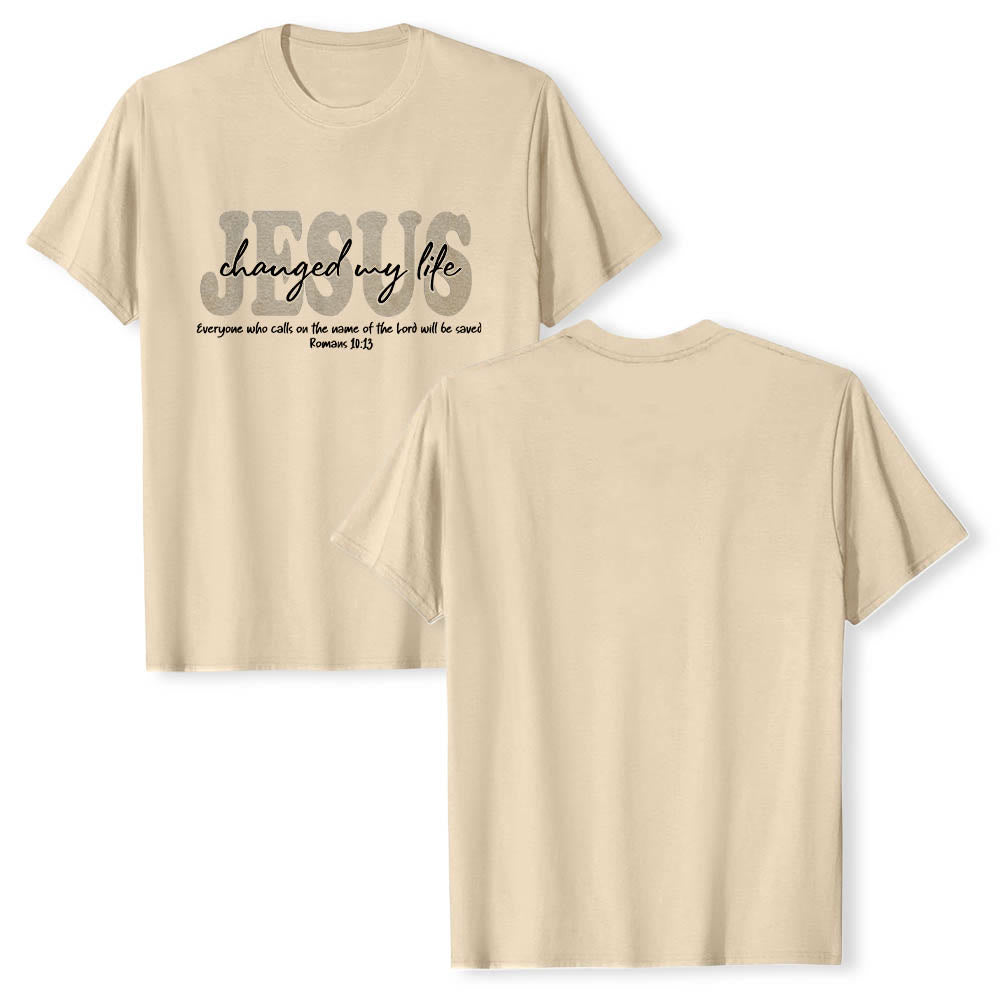Christianartworkshop Camiseta de manga corta premium con texto superpuesto en cursiva de JESÚS que cambió mi vida Romanos 10:13 (triple capa) - Beige - 2XL - image 18