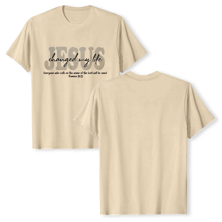 Christianartworkshop Camiseta de manga corta premium con texto superpuesto en cursiva de JESÚS que cambió mi vida Romanos 10:13 (triple capa) - Beige - 2XL - image 18