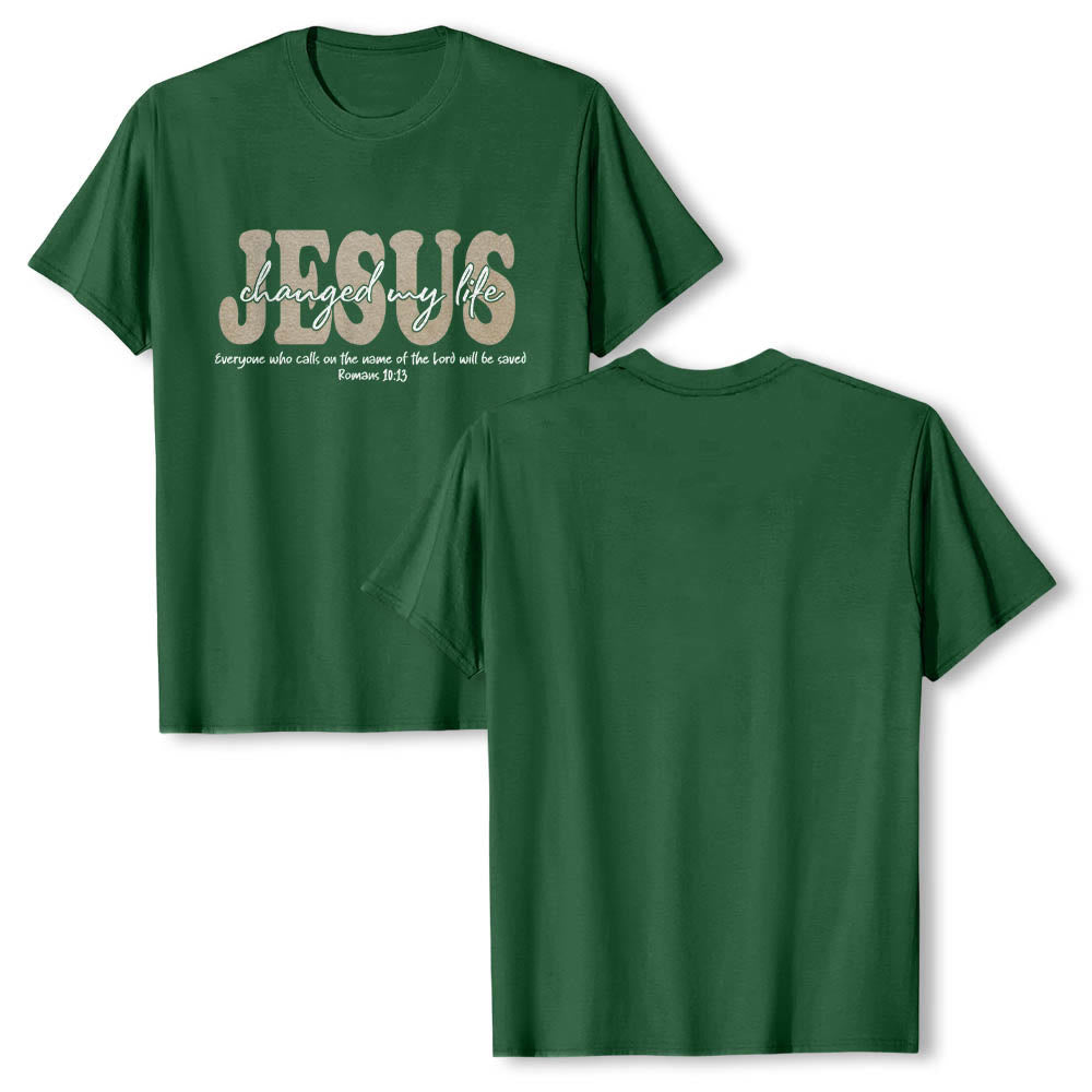 Christianartworkshop Camiseta de manga corta premium con texto superpuesto en cursiva de JESÚS que cambió mi vida Romanos 10:13 (triple capa) - image 7