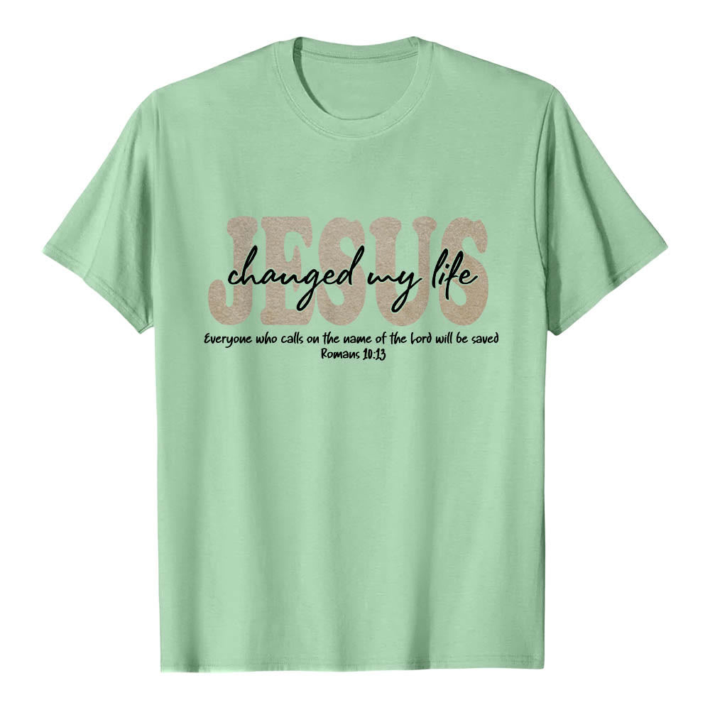Christianartworkshop Camiseta de manga corta premium con texto superpuesto en cursiva de JESÚS que cambió mi vida Romanos 10:13 (triple capa) - Verde claro - 2XL - image 21