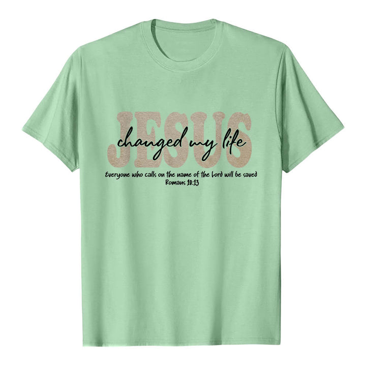 Christianartworkshop Camiseta de manga corta premium con texto superpuesto en cursiva de JESÚS que cambió mi vida Romanos 10:13 (triple capa) - Verde claro - 2XL - image 21