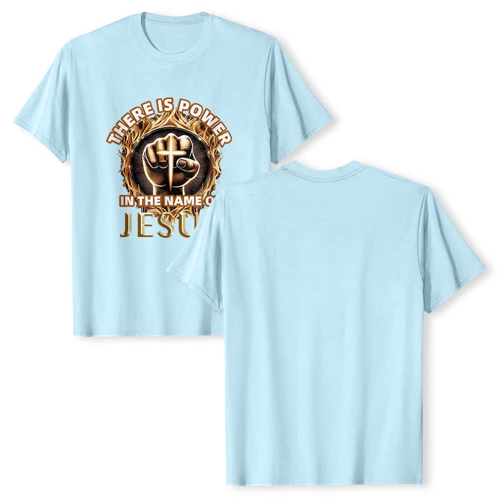 Christianartworkshop Hay poder en el nombre de Jesús. Camiseta circular de manga corta con puño cerrado, cruz y llama. - image 10