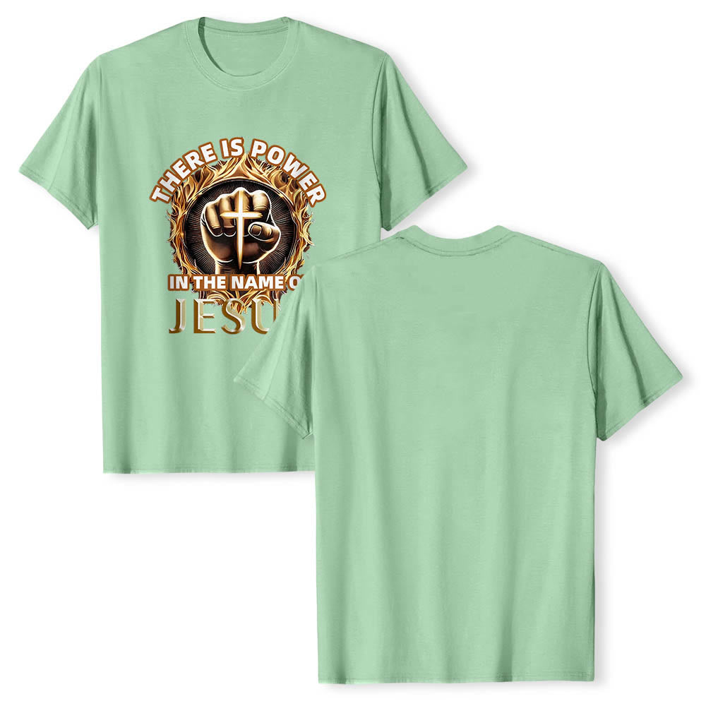 Christianartworkshop Hay poder en el nombre de Jesús. Camiseta circular de manga corta con puño cerrado, cruz y llama. - image 22