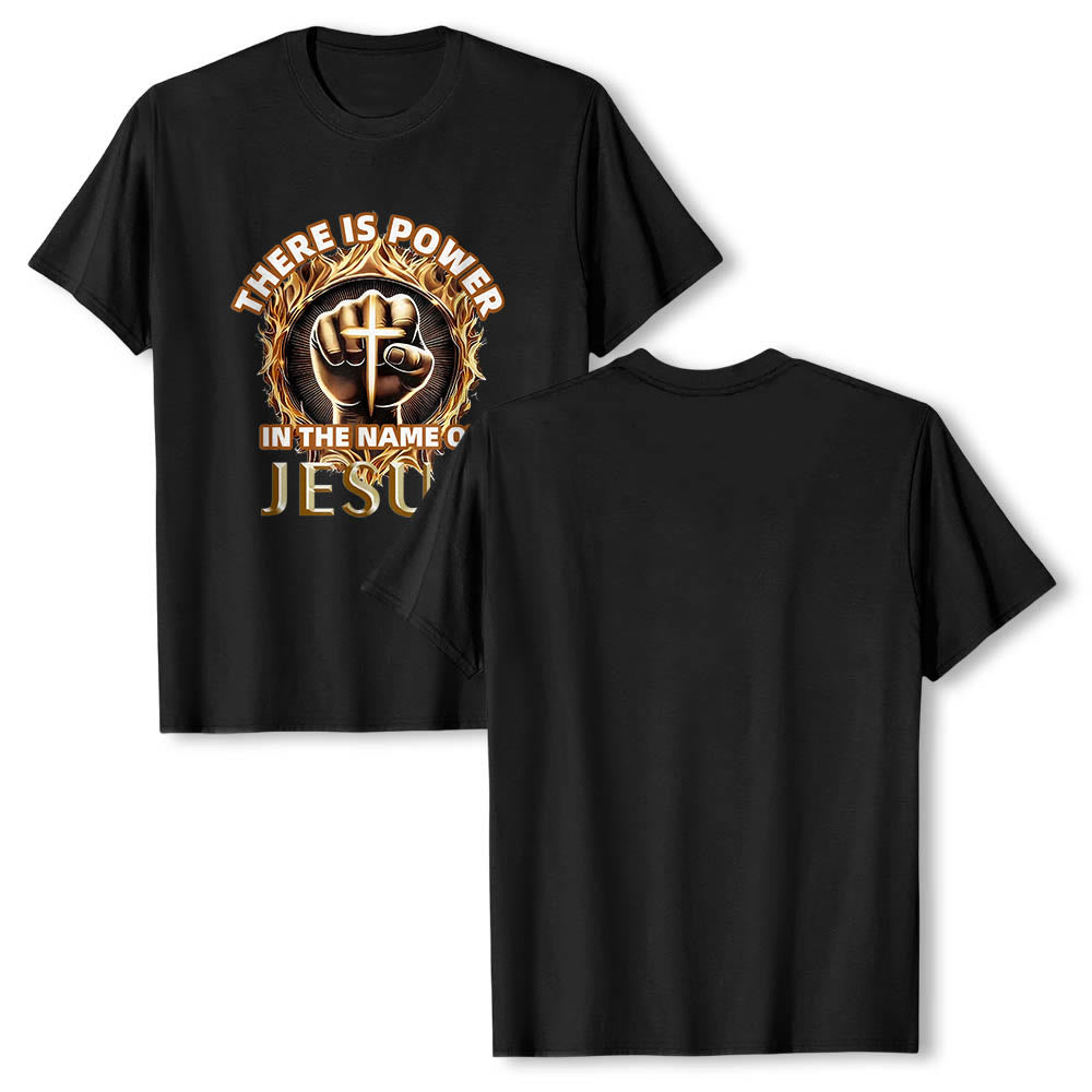 Christianartworkshop Hay poder en el nombre de Jesús. Camiseta circular de manga corta con puño cerrado, cruz y llama. - image 7