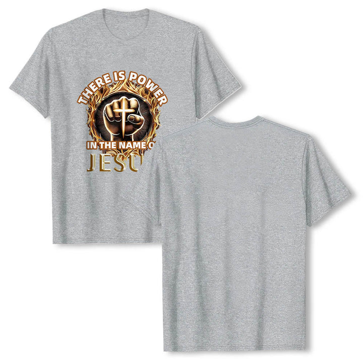 Christianartworkshop Hay poder en el nombre de Jesús. Camiseta circular de manga corta con puño cerrado, cruz y llama. - image 16
