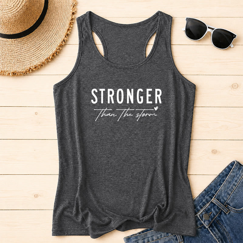 Christianartworkshop Camiseta sin mangas estilo racerback con estampado frontal en letra mayúscula grande, desgastada, en negrita, con la frase "STRONGER" subrayada en cursiva y un pequeño corazón como detalle. - Gris - 2XL - image 0