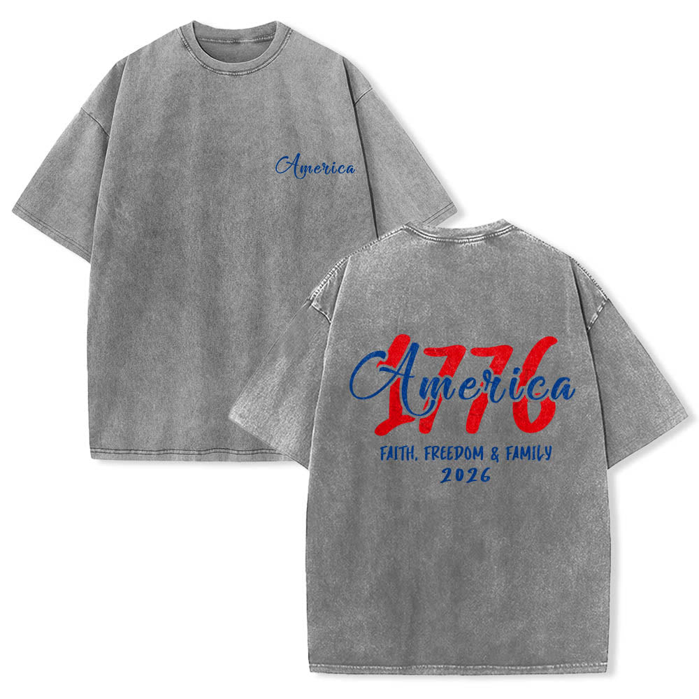 Christianartworkshop Camiseta vintage lavada con estampado de bloques en rojo y azul con la frase "Fe, Libertad y Familia" de 1776. - Gris - 5XL - image 0