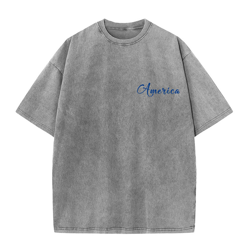 Christianartworkshop Camiseta vintage lavada con estampado de bloques en rojo y azul con la frase "Fe, Libertad y Familia" de 1776. - image 1